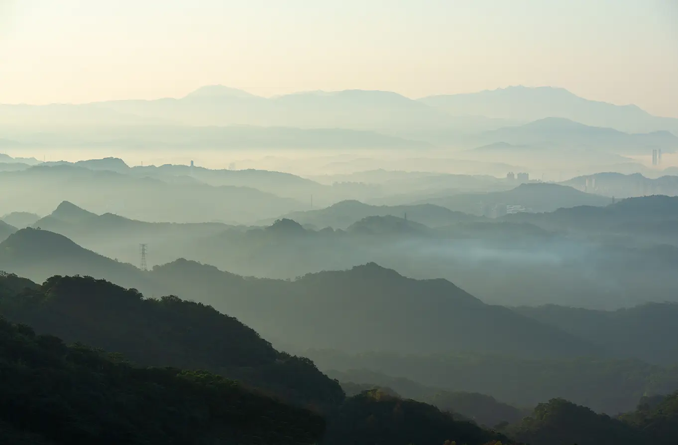 朝靄の中の連なった山々の景色